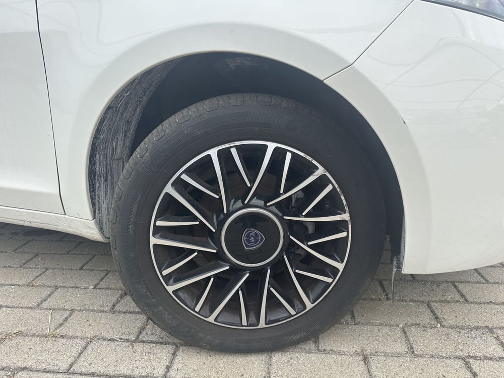Lancia Ypsilon usata a Milano (8)