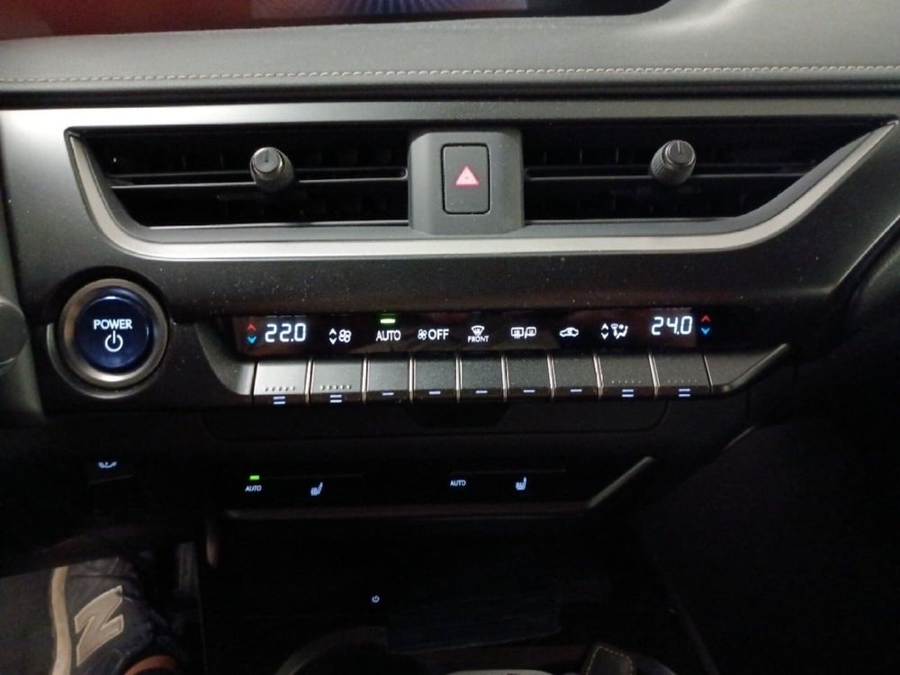 Lexus UX usata a Milano (14)