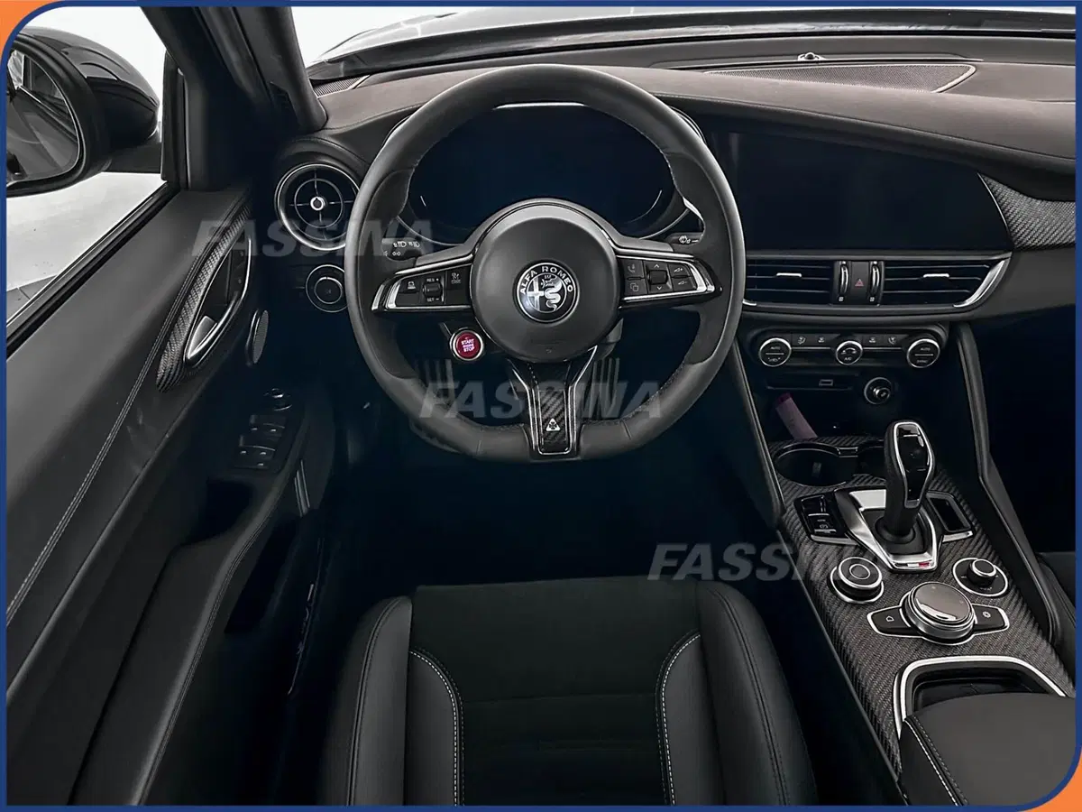 Alfa Romeo Giulia nuova a Milano (10)