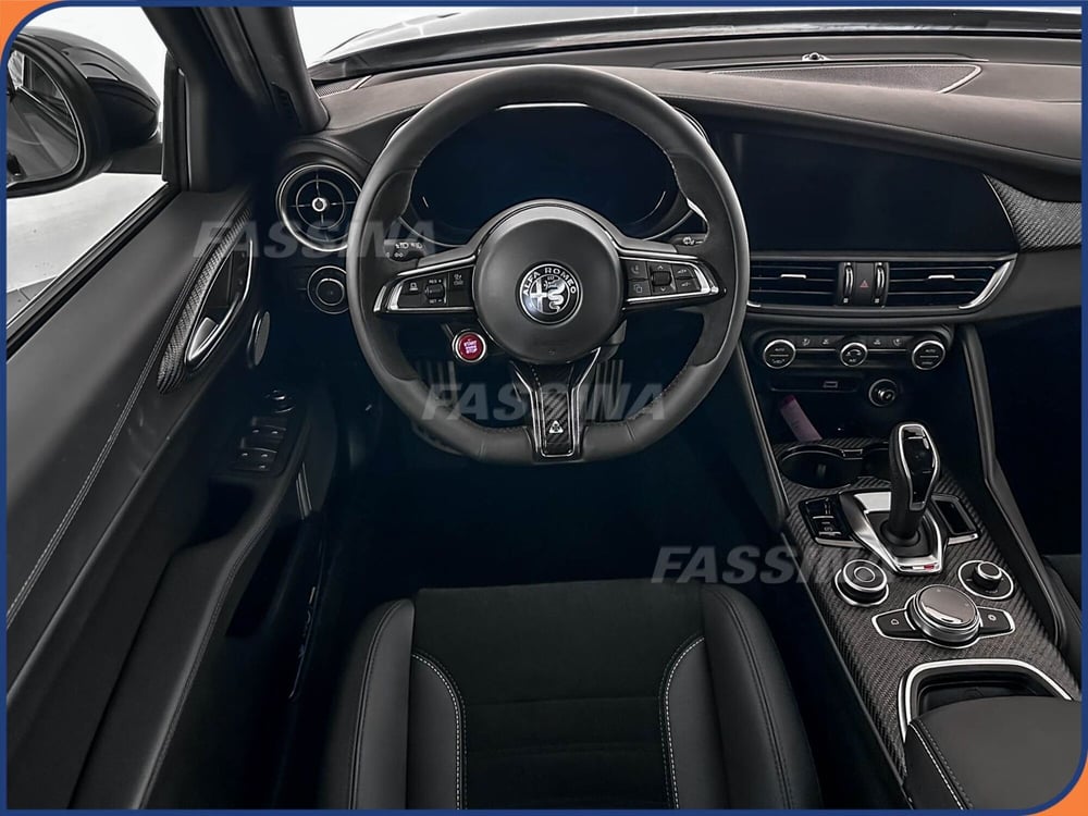 Alfa Romeo Giulia nuova a Milano (10)