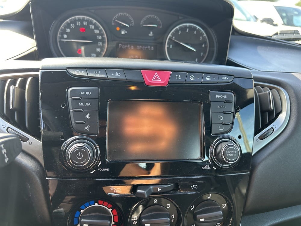 Lancia Ypsilon usata a Roma (15)
