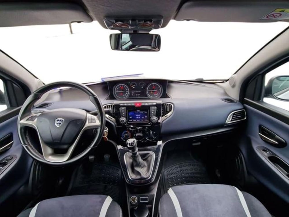 Lancia Ypsilon usata a Salerno (12)