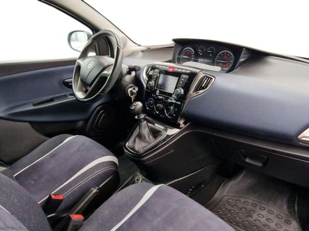 Lancia Ypsilon usata a Salerno (13)