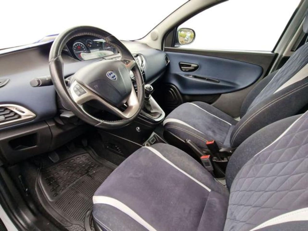 Lancia Ypsilon usata a Salerno (9)