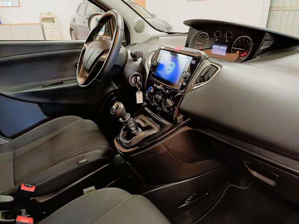 Lancia Ypsilon usata a Salerno (5)
