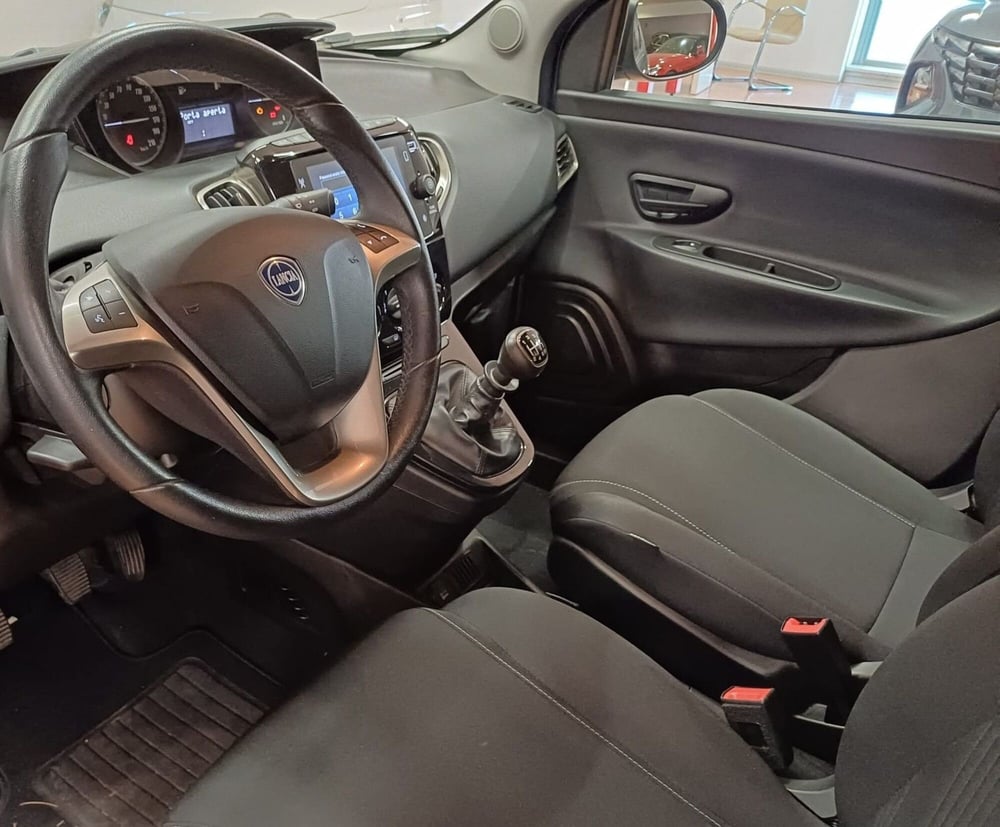 Lancia Ypsilon usata a Salerno (6)