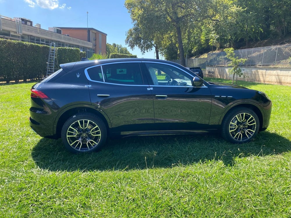 Maserati Grecale nuova a Salerno (15)