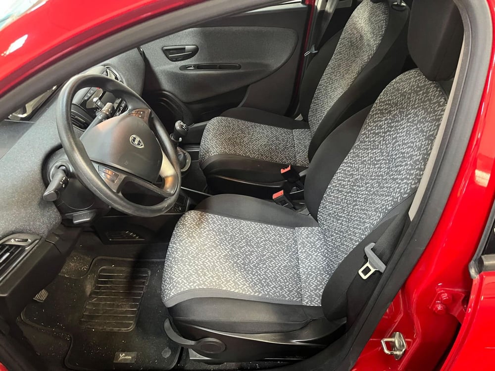 Lancia Ypsilon usata a Lucca (11)