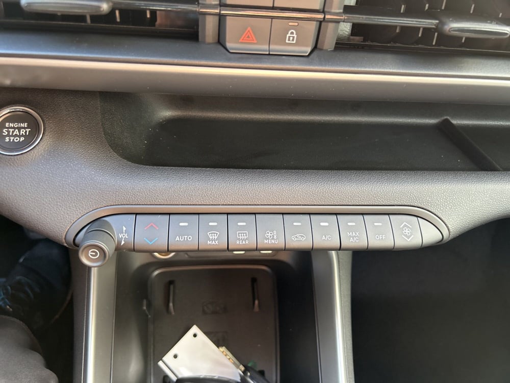 Jeep Avenger nuova a Roma (18)