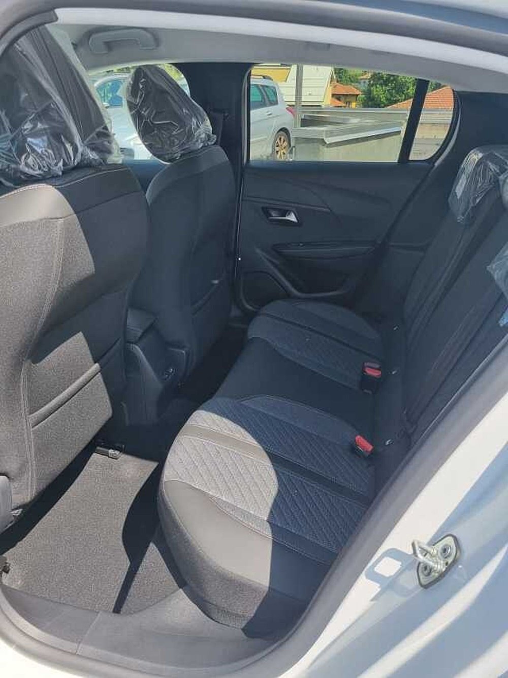 Peugeot 208 nuova a Varese (4)