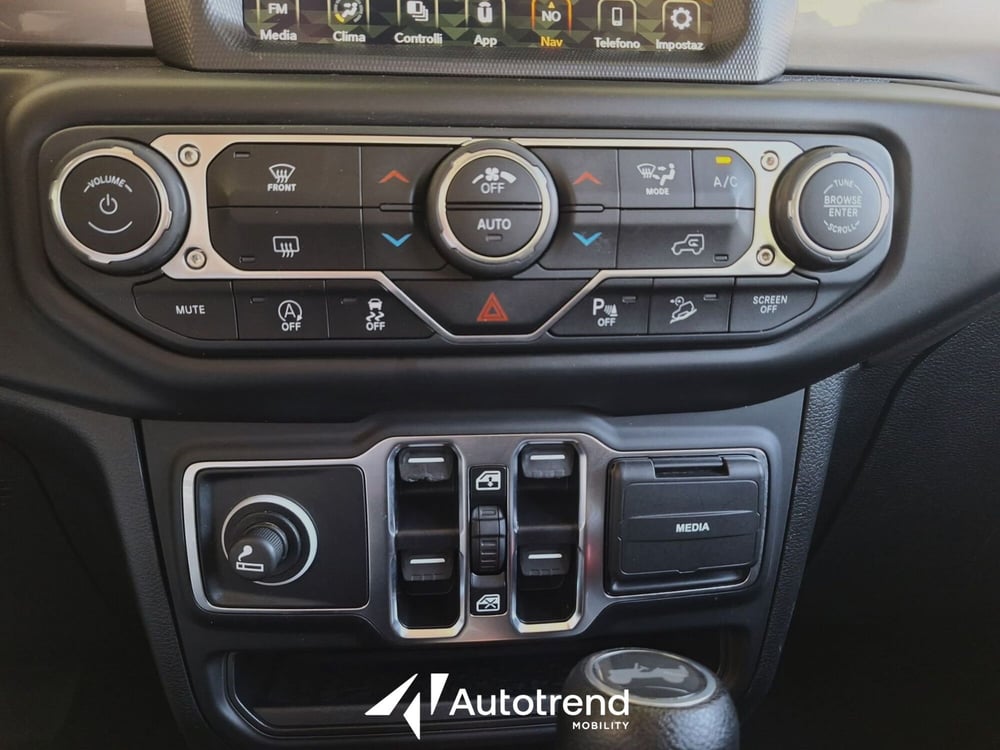 Jeep Wrangler Unlimited usata a Bari (18)