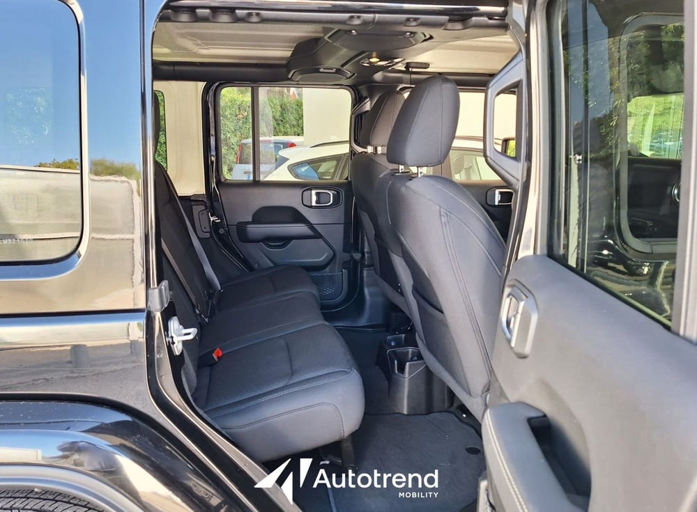Jeep Wrangler Unlimited usata a Bari (19)