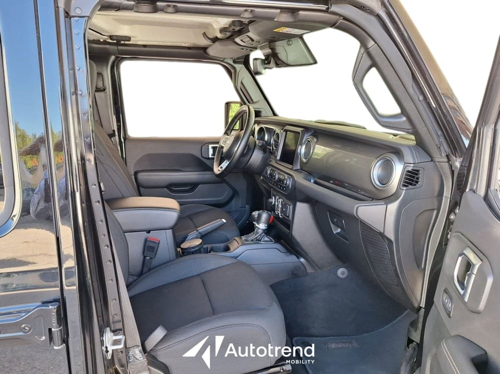 Jeep Wrangler Unlimited usata a Bari (9)
