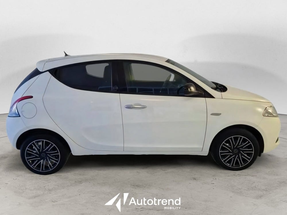 Lancia Ypsilon usata a Bari (4)
