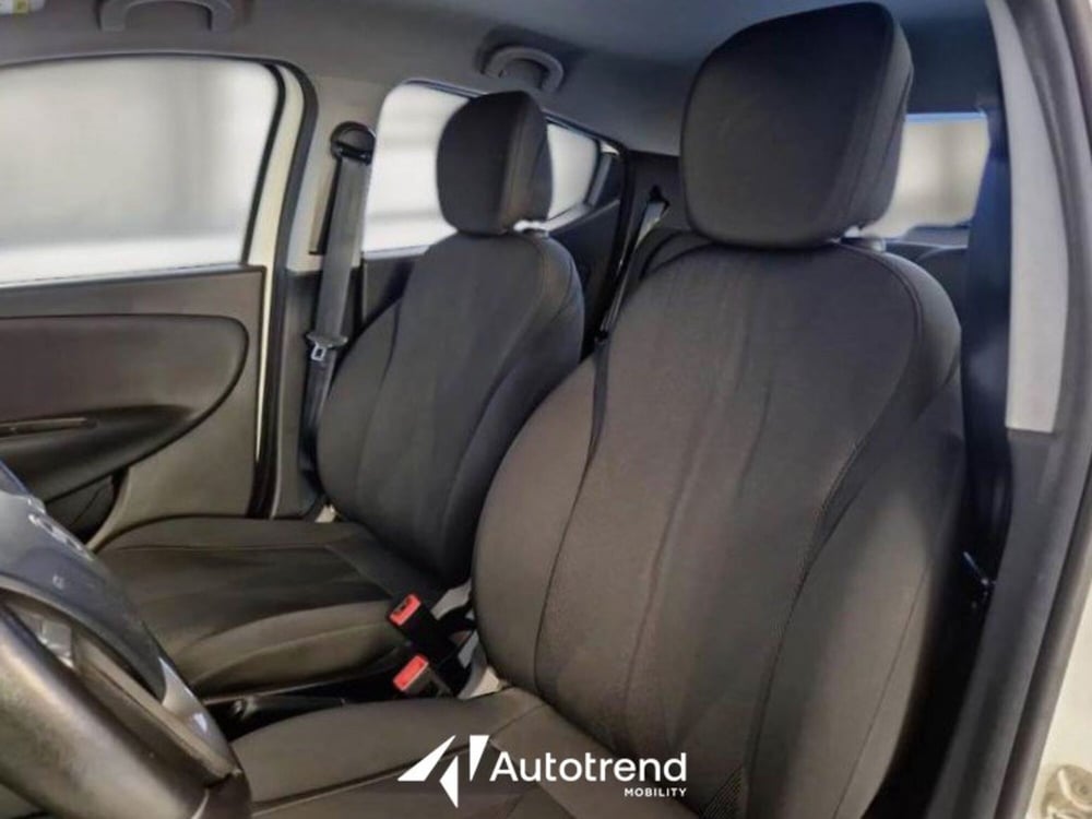 Lancia Ypsilon usata a Bari (5)