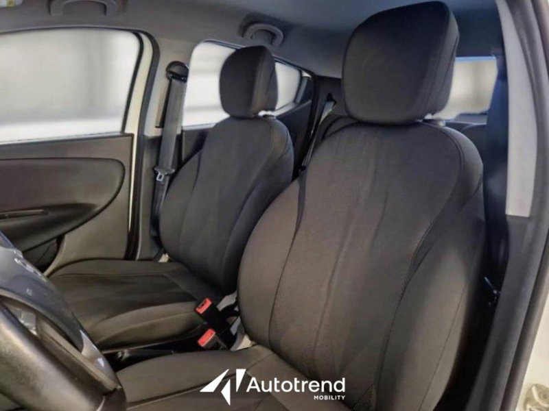 Lancia Ypsilon usata a Bari (5)
