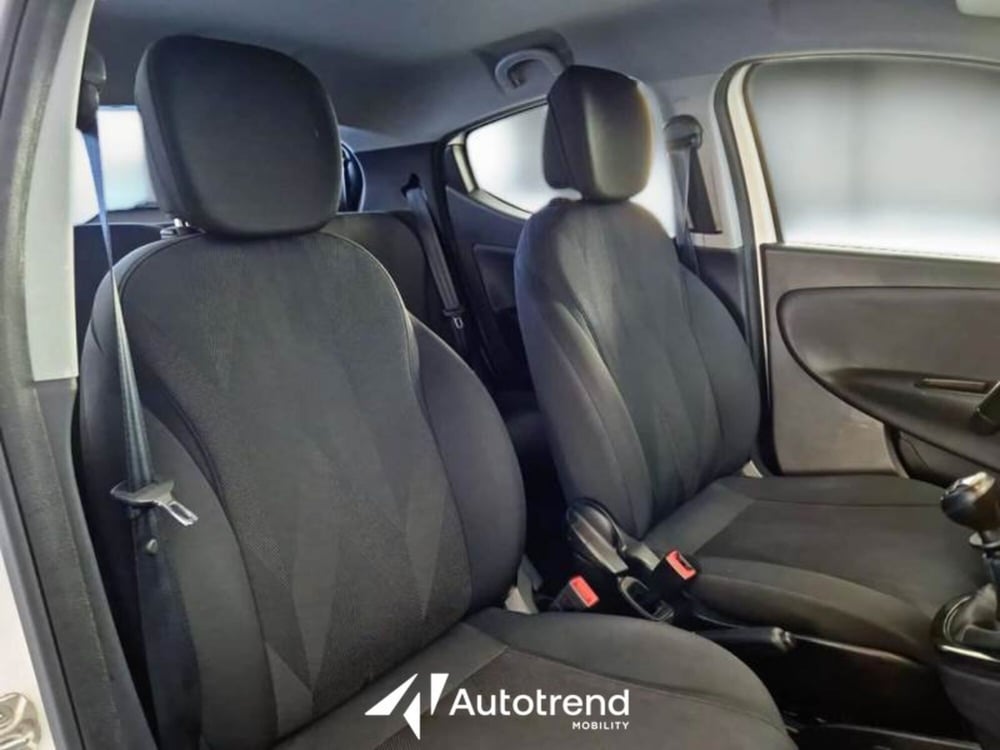 Lancia Ypsilon usata a Bari (6)