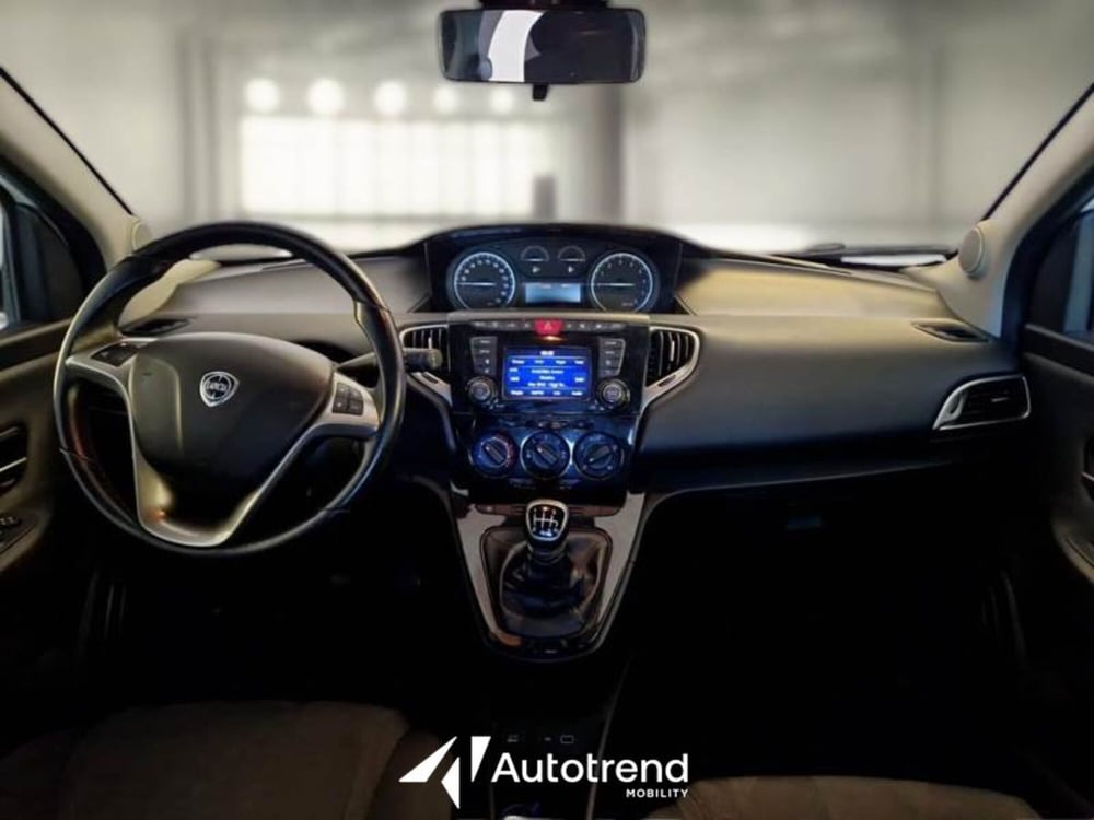 Lancia Ypsilon usata a Bari (7)