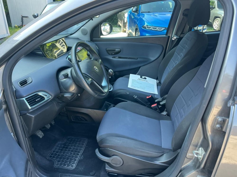 Lancia Ypsilon usata a Milano (11)