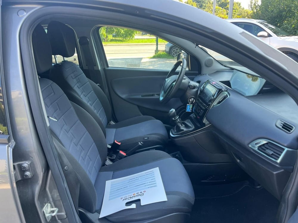 Lancia Ypsilon usata a Milano (12)