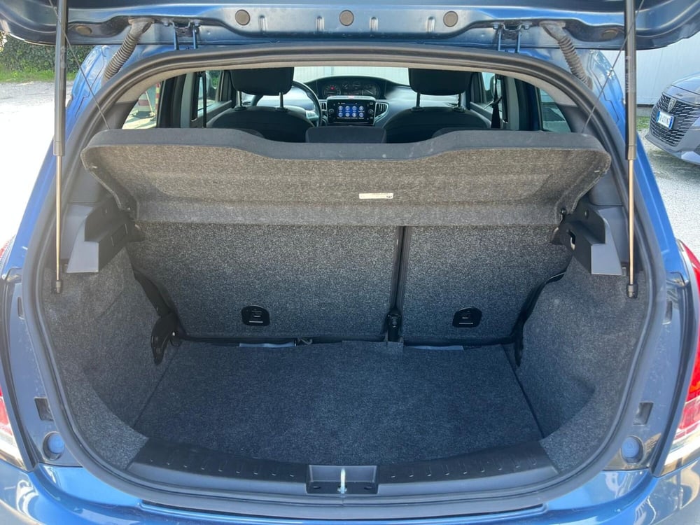 Lancia Ypsilon usata a Milano (10)