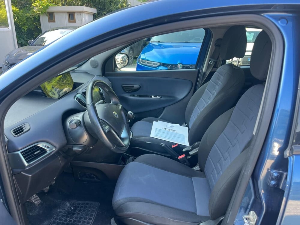 Lancia Ypsilon usata a Milano (11)