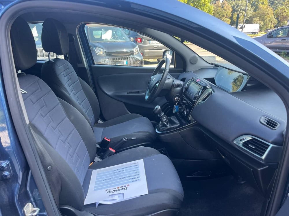 Lancia Ypsilon usata a Milano (12)