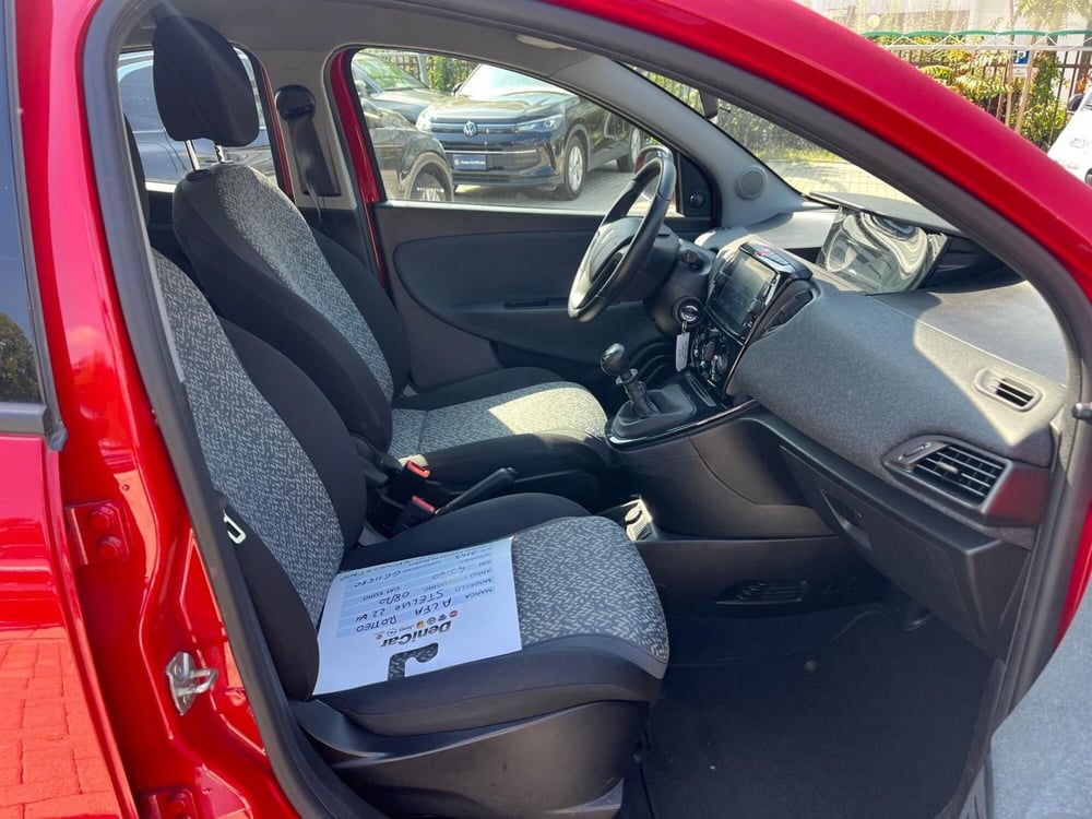 Lancia Ypsilon usata a Milano (12)