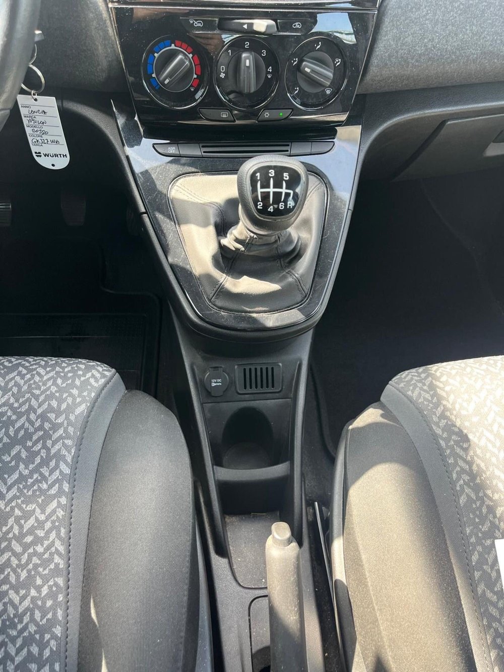Lancia Ypsilon usata a Milano (17)