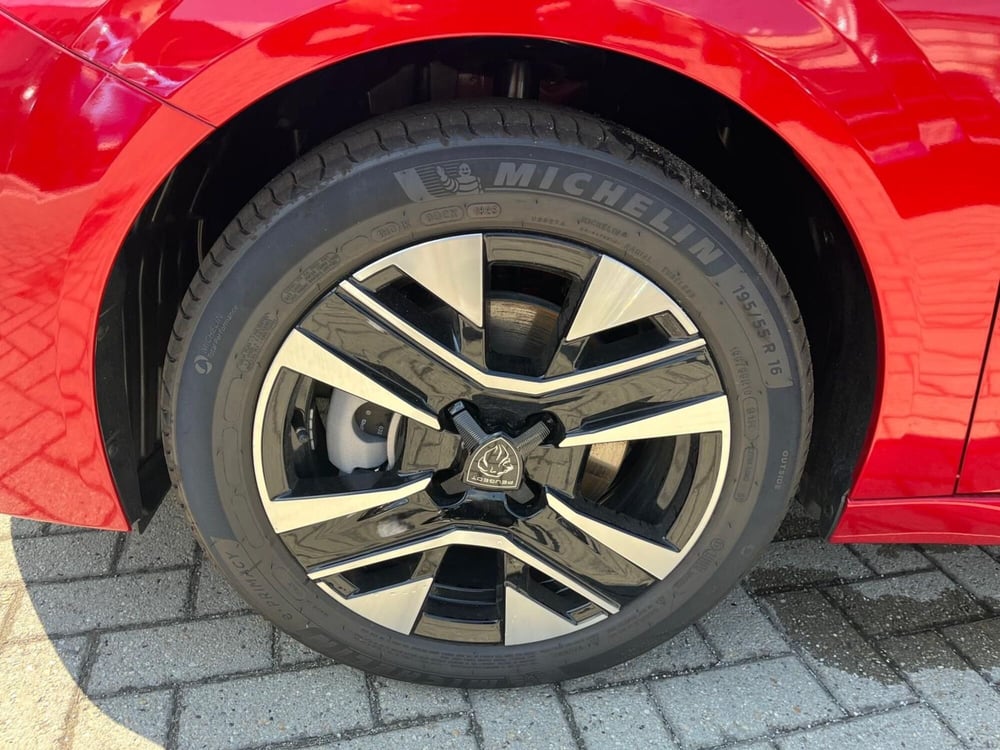 Peugeot 208 nuova a Milano (11)