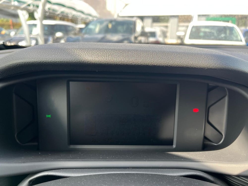 Jeep Avenger nuova a Milano (19)