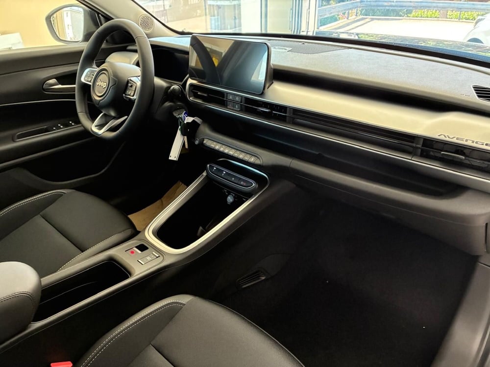 Jeep Avenger nuova a Milano (10)