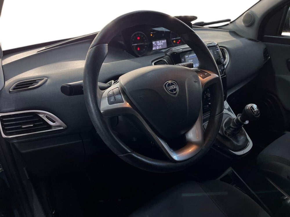 Lancia Ypsilon usata a Matera (10)