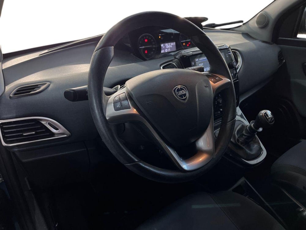 Lancia Ypsilon usata a Matera (20)