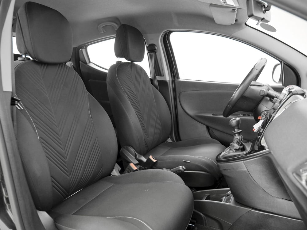 Lancia Ypsilon usata a Prato (7)