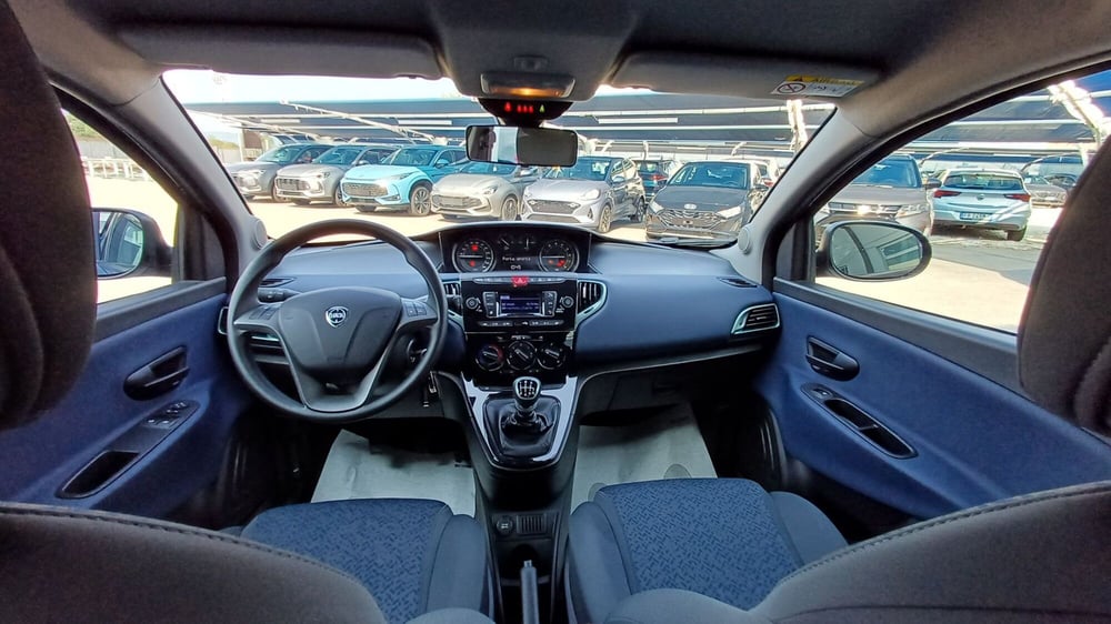 Lancia Ypsilon usata a Padova (11)