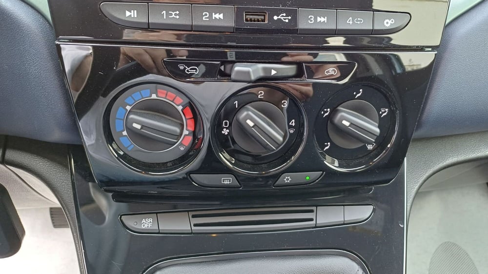 Lancia Ypsilon usata a Padova (14)