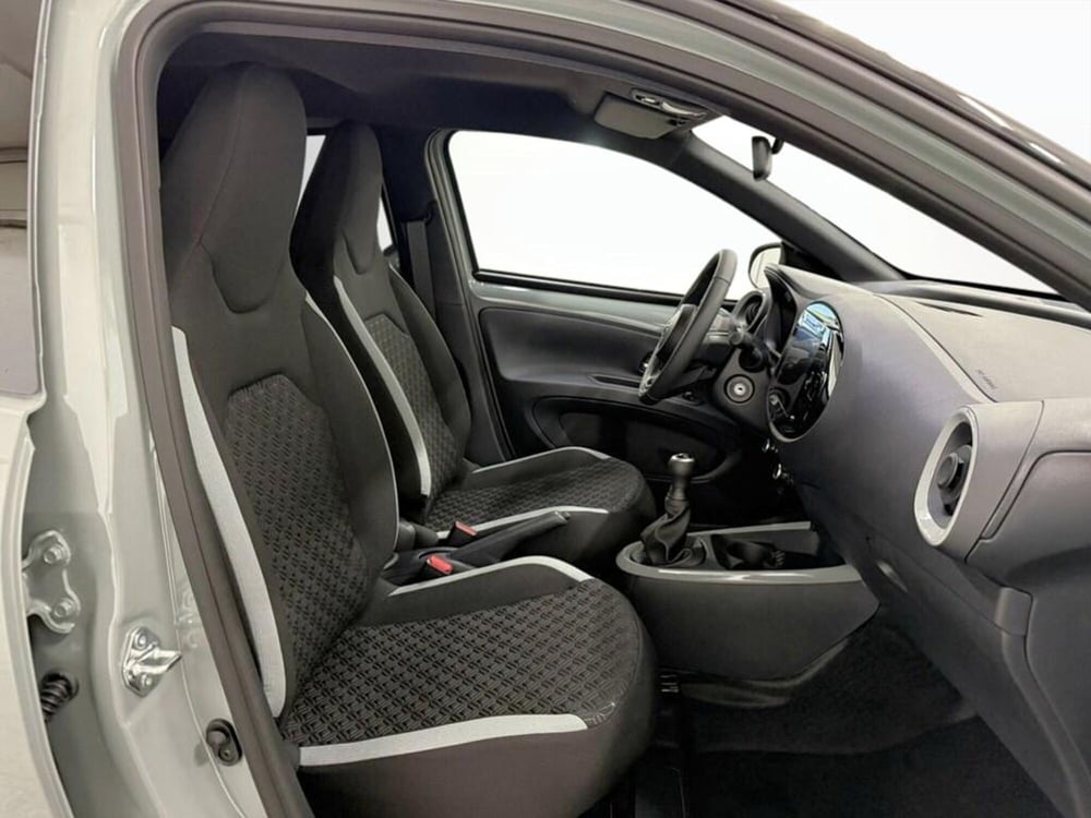 Toyota Aygo X nuova a Monza e Brianza (9)