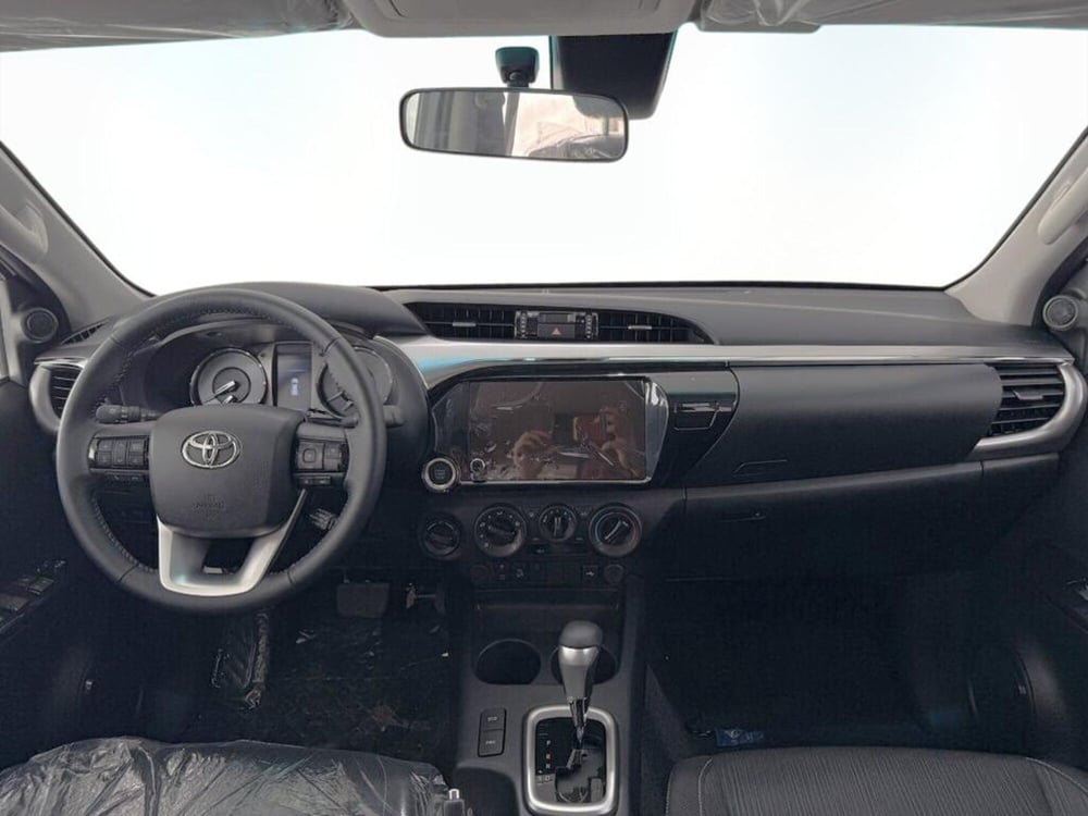 Toyota Hilux nuova a Monza e Brianza (9)