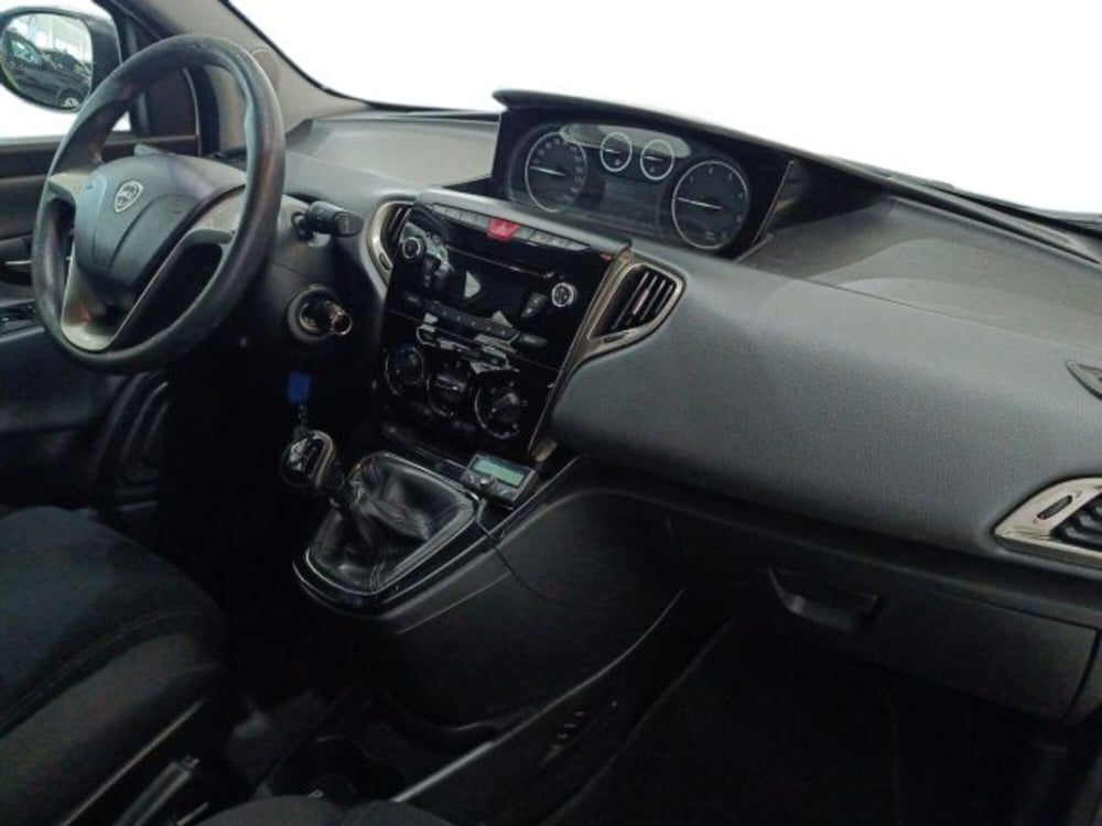 Lancia Ypsilon usata a Catania (9)