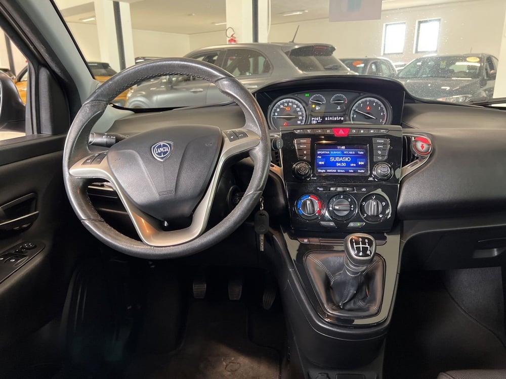 Lancia Ypsilon usata a Pisa (11)