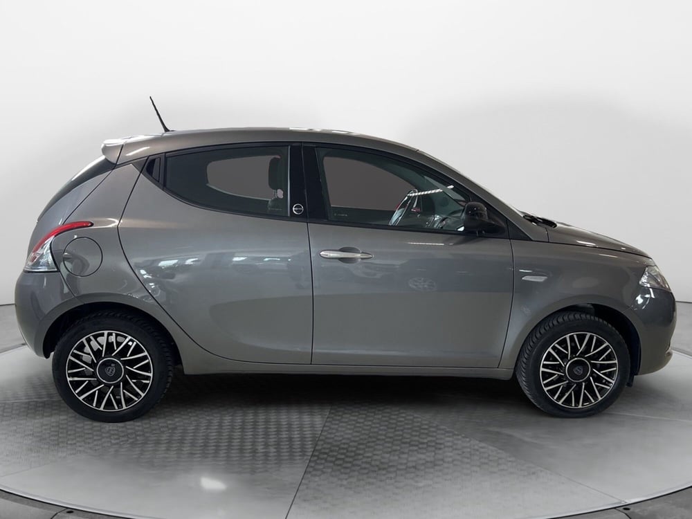 Lancia Ypsilon usata a Pisa (4)