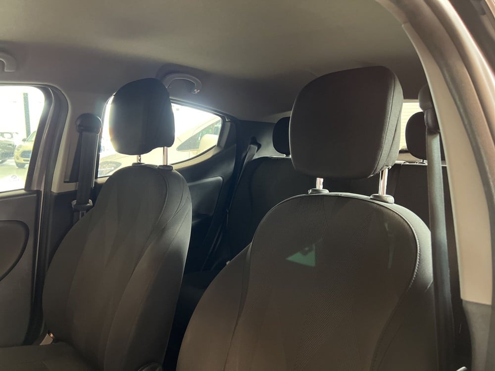 Lancia Ypsilon usata a Pisa (9)