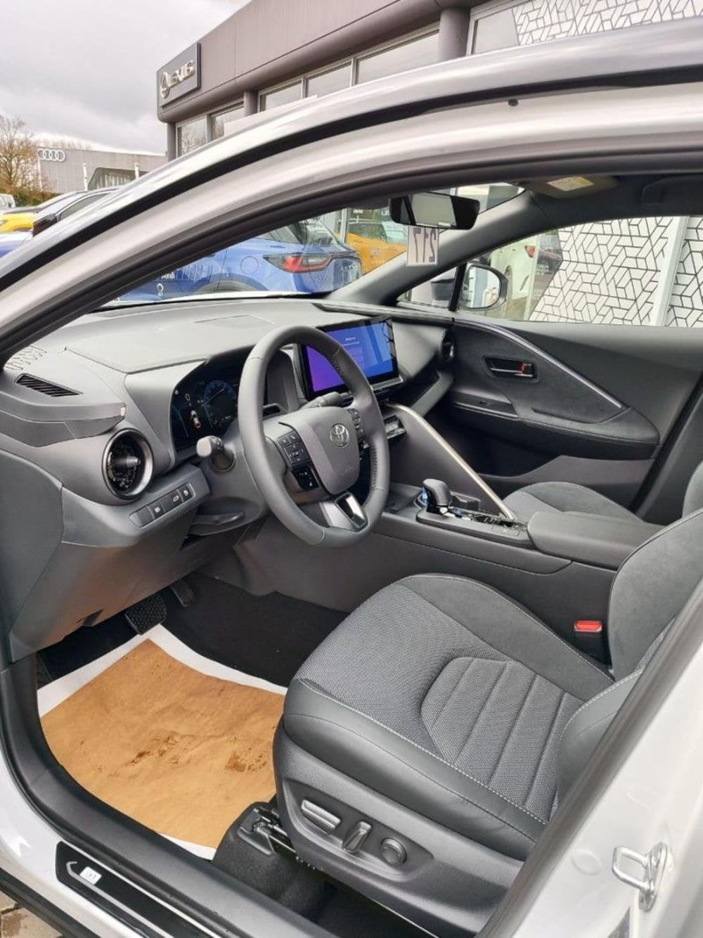 Toyota Toyota C-HR nuova a Perugia (10)