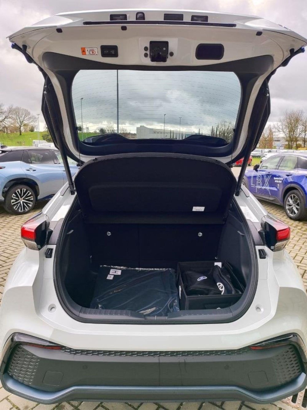 Toyota Toyota C-HR nuova a Perugia (9)