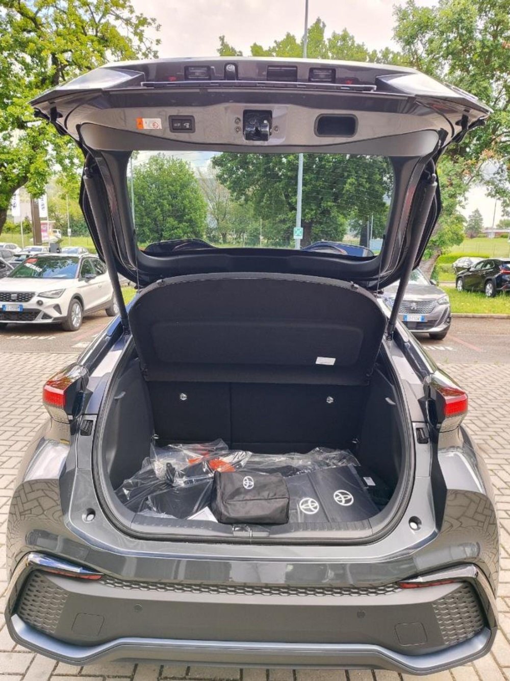 Toyota Toyota C-HR nuova a Perugia (10)