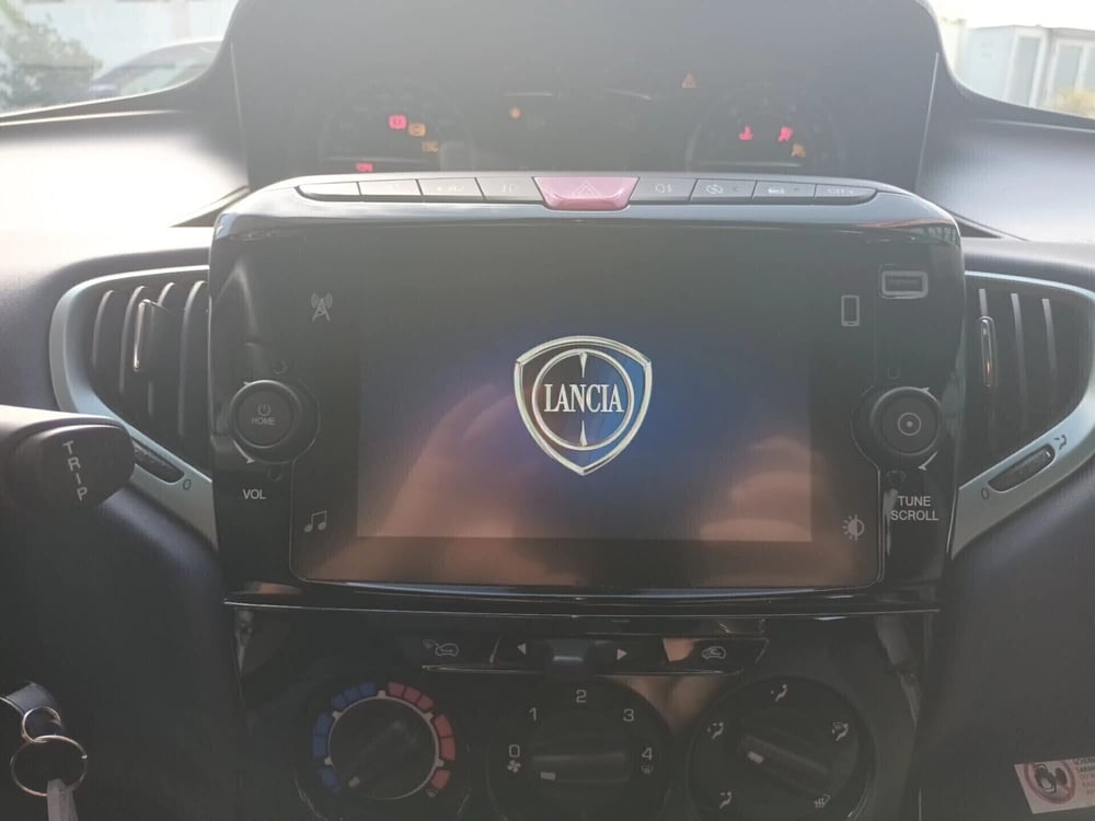 Lancia Ypsilon usata a Bari (11)