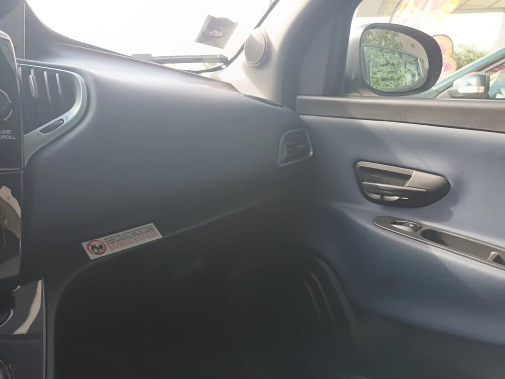 Lancia Ypsilon usata a Bari (13)