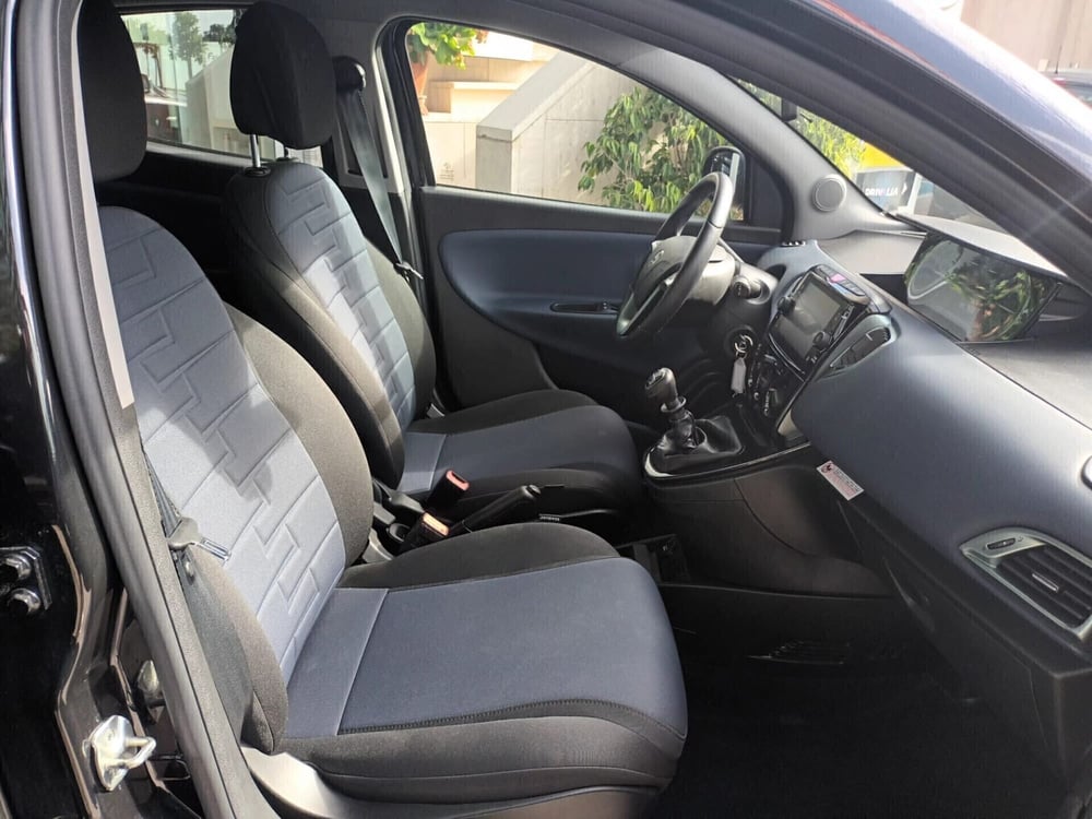 Lancia Ypsilon usata a Bari (14)