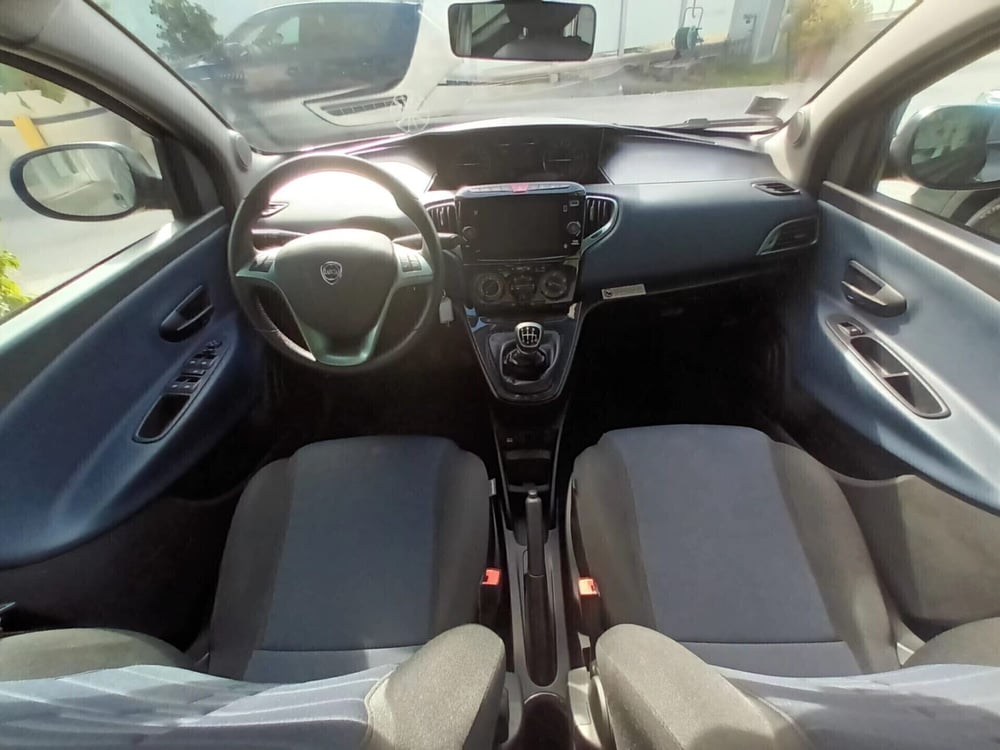 Lancia Ypsilon usata a Bari (15)